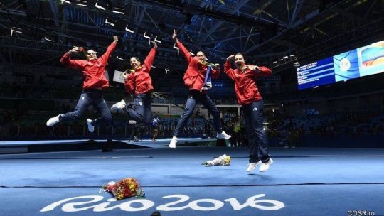 Simona Pop - port-drapelul României la ceremonia de închidere a olimpiadei