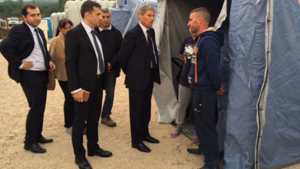FOTO: Premierul Cioloş a mers la românii răniţi în cutremurul din Italia