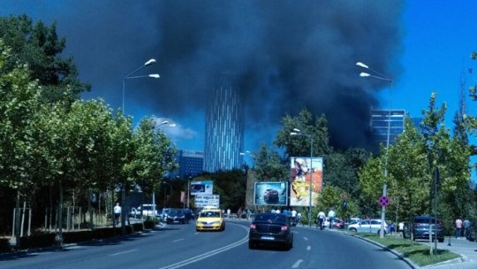 FOTO: Incendiu de vegetație uscată lângă un club din Floreasca