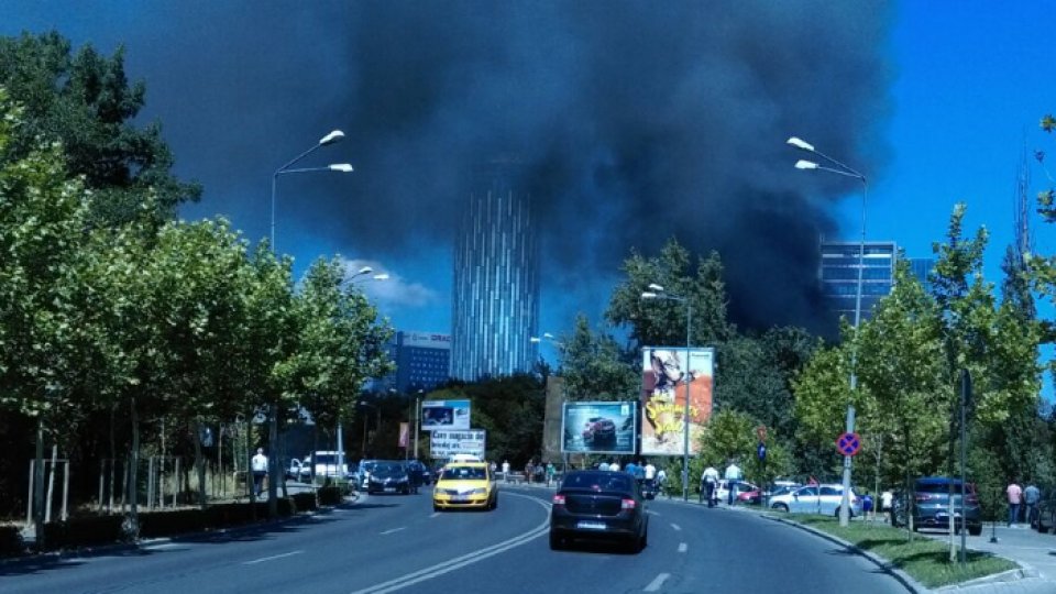 FOTO: Incendiu de vegetație uscată lângă un club din Floreasca