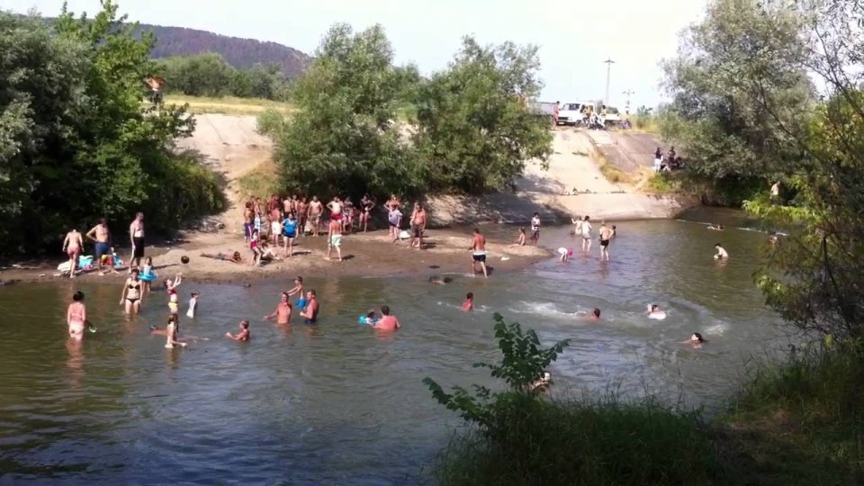Scăldatul în ape neautorizate este periculos pentru sănătate