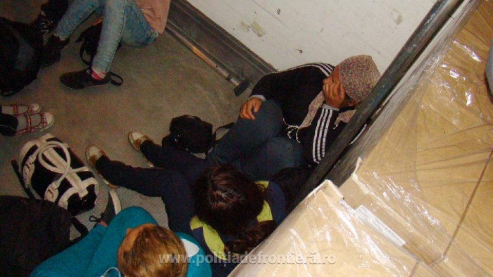 Nouă sirieni şi un irakian, descoperiţi într-un camion la Vama Giurgiu