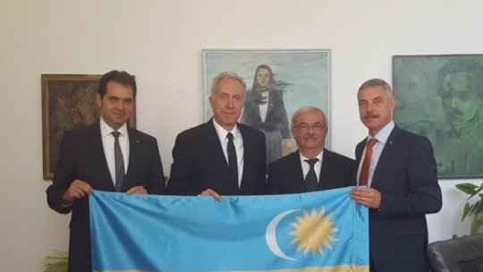 Reacţie MAE după ce ambasadorul SUA s-a fotografiat ţinând steagul secuiesc