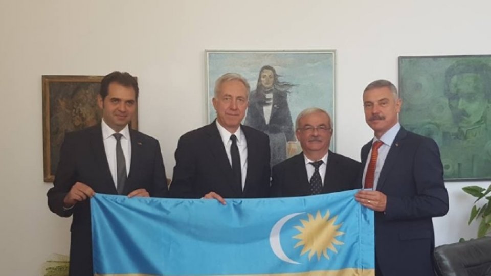 Reacţie MAE după ce ambasadorul SUA s-a fotografiat ţinând steagul secuiesc