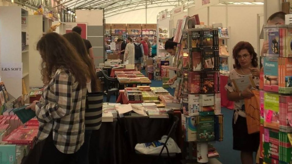 Gaudeamus-Carte Şcolară îşi aşteaptă vizitatorii în Piaţa Universităţii