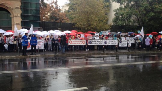 Ministerul Muncii, pichetat de sindicalişti Sanitas