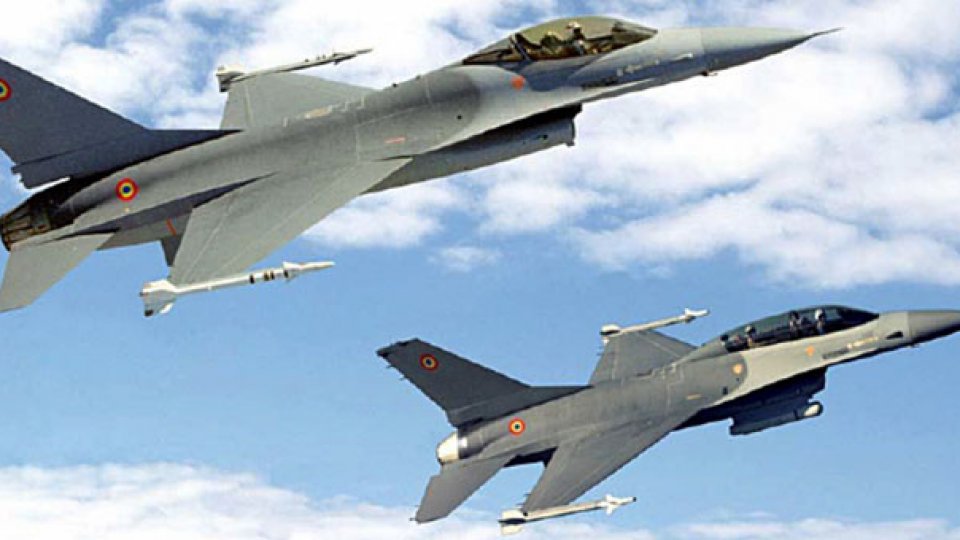 Piloții români aduc în țară primele F-16 din Portugalia