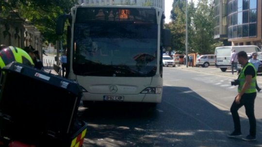 Autobuz RATB implicat într-un accident. Zece călători răniţi