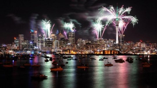 Anul Nou cu şampanie şi artificii