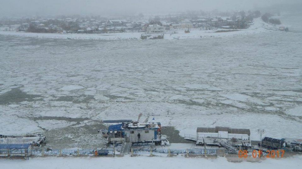 Traficul naval pe Dunăre se desfăşoară cu mare dificultate