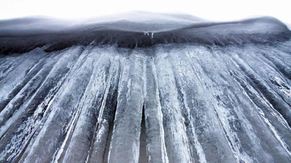 Faţada fostei fabrici de bere Rahova, prăbușita. Circulație oprită în zonă