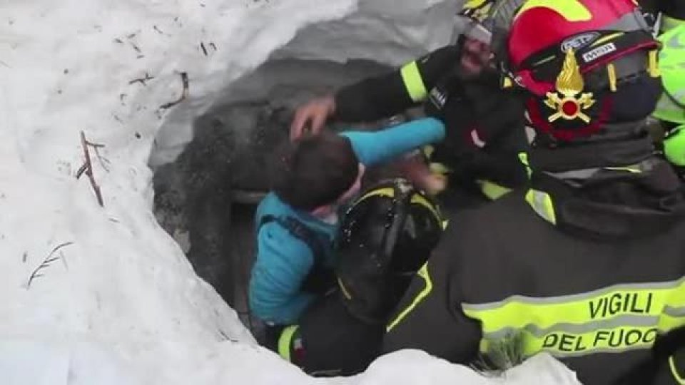 Hotel lovit de avalanșă, Italia: Numărul persoanelor decedate a ajuns la 27