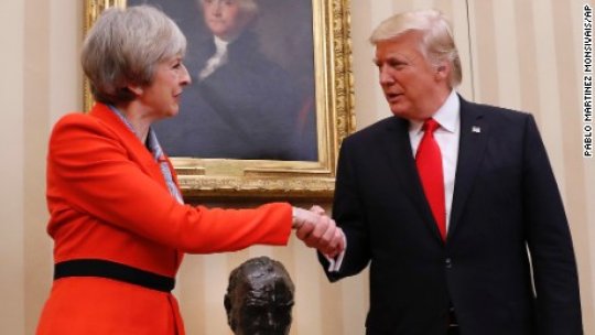  Theresa May este primul lider străin primit de noul şef de la Casa Albă