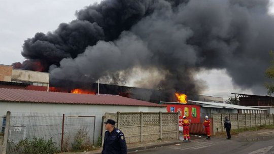 Incendiu violent la un depozit de mase plastice din Vaslui