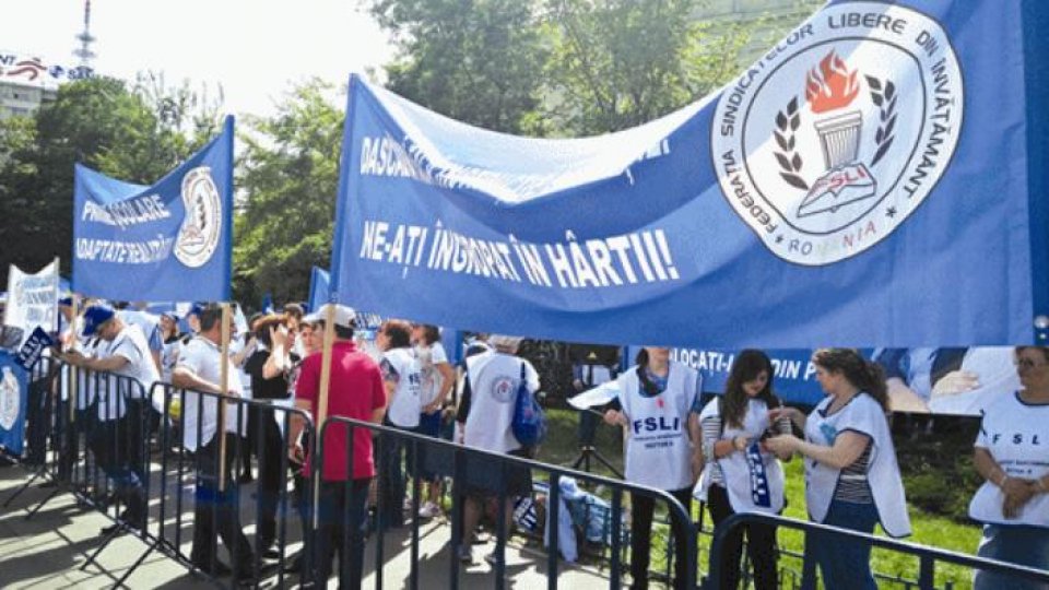 Circa 100 de profesori au protestat la Drobeta-Turnu Severin