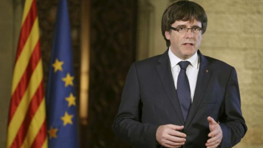 Liderul separatist catalan Carles Puidgemont şi-a suspendat declaraţia
