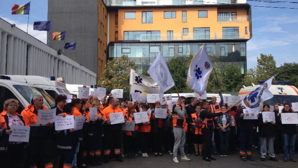 Protest al sindicaliştilor "Ambulanţa" faţă de scăderea veniturilor 