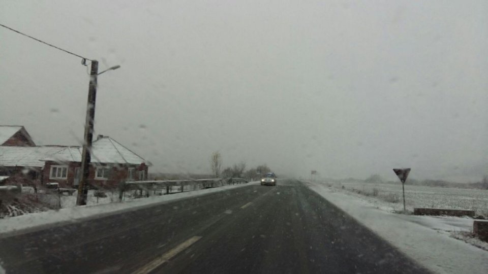 Pe mai multe drumuri naţionale se circulă în condiţii de iarnă