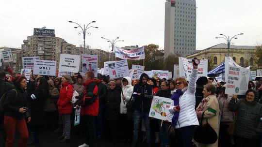 Protest al medicilor de familie în Piața Victoriei din capitală