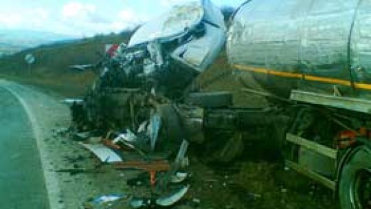 Un TIR încărcat cu 42 de tone de azotat de amoniu s-a răsturnat pe DN 2C