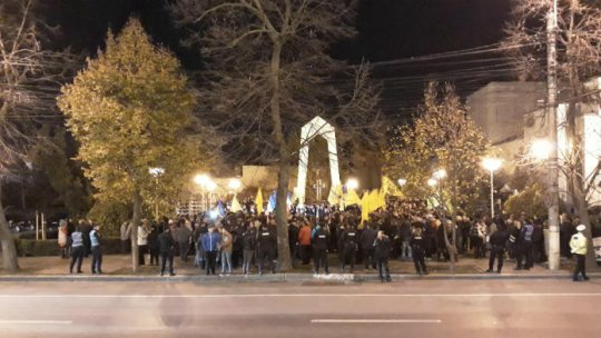 Sute de persoane la protestele organizate de PNL în mai multe orașe