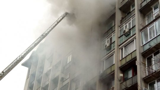 Incendiu puternic într-un bloc din Capitală