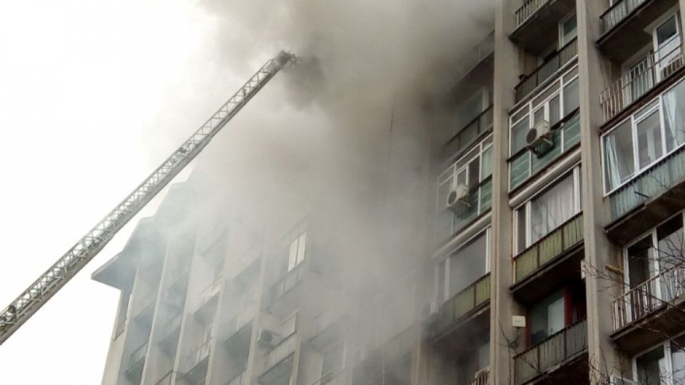 Incendiu puternic într-un bloc din Capitală