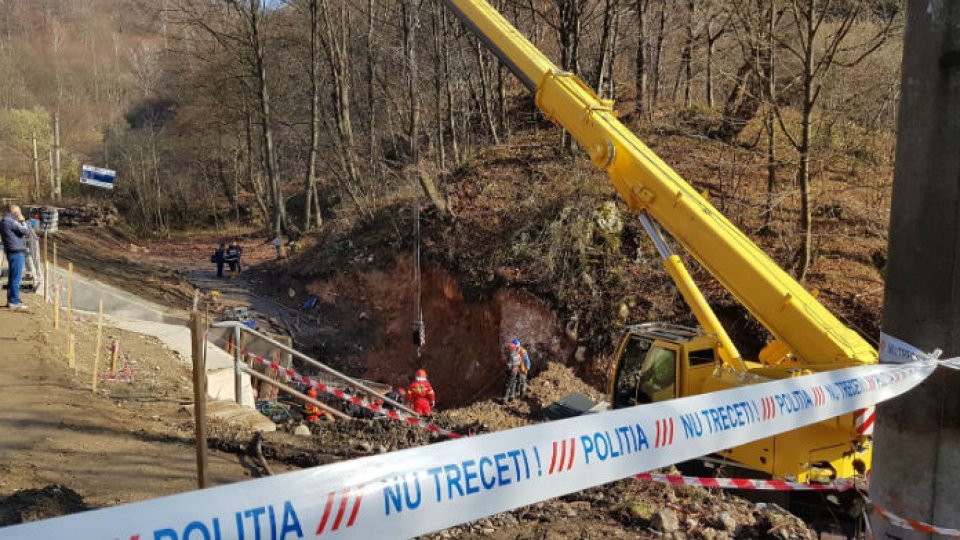Jud. Hunedoara: Trei persoane prinse sub un mal de pământ