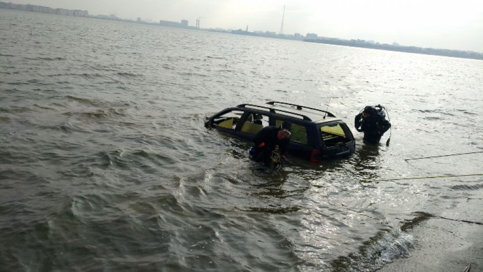 VIDEO/Bucureşti: Maşină căzută în Lacul Morii