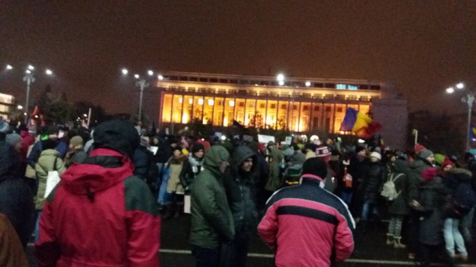 Miting de protest în Piaţa Victoriei din capitală