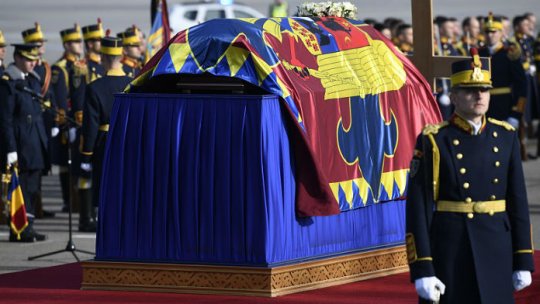 Oficialităţile române îşi prezintă omagiile la catafalcul Regelui Mihai