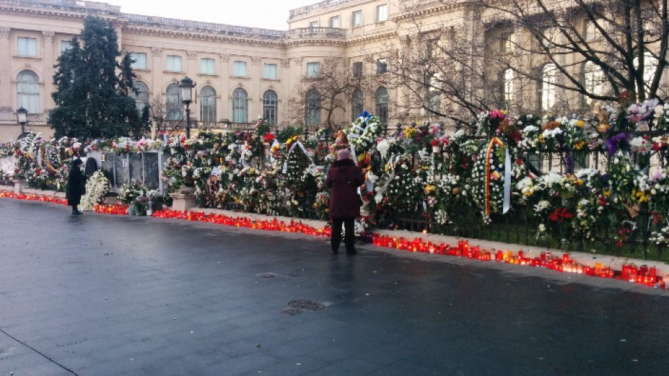 FOTO: Românii îi aduc un ultim omagiu Regelui Mihai