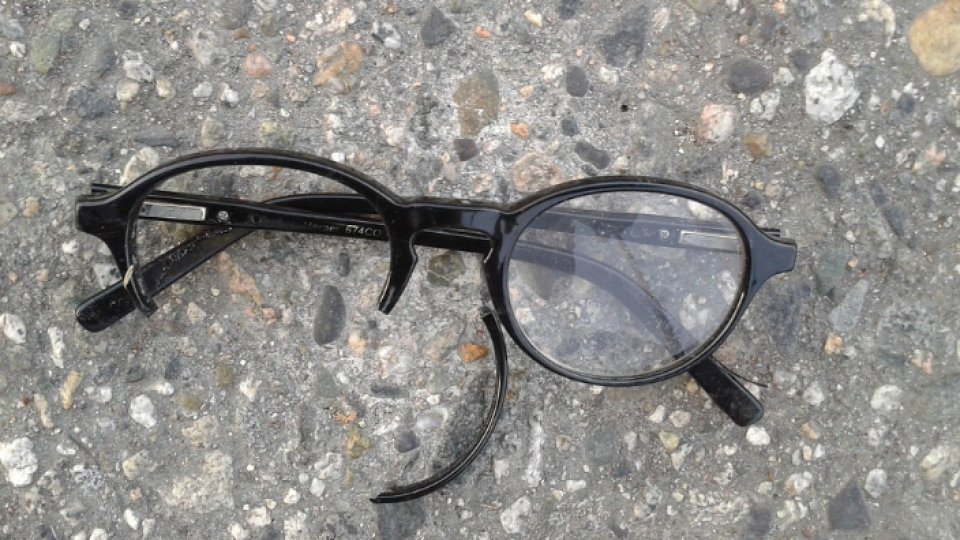 Sticlă care se autolipeşte după spargere