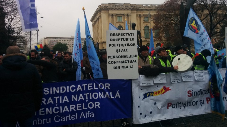 Poliţiştii protestează în faţa Ministerului Afacerilor Interne