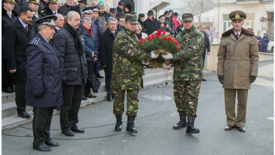Ceremonial militar şi religios la monumentul din faţa Sălii Radio