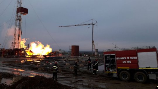 Continuă acţiunile pentru stingerea incendiului la sonda din Moftinu Mare