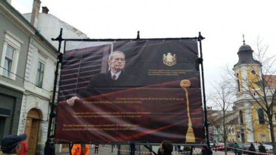 Portret de mari dimensiuni al Regelui Mihai în centrul Clujului