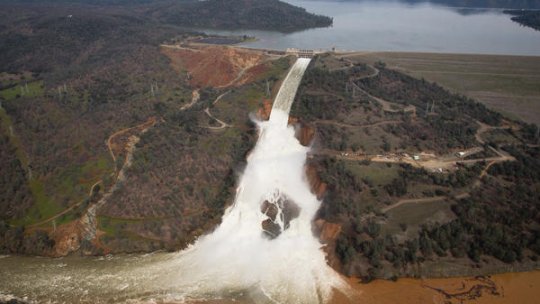 Evacuări masive în California pe fondul riscului de deversare a unui baraj