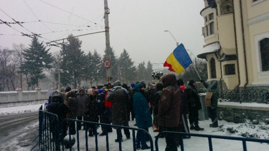 Câteva sute de oameni au protestat din nou în Piaţa Victoriei din Capitală