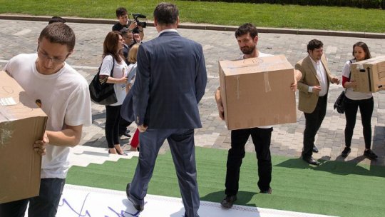 Discutarea modificării Constituţiei din nou amânată