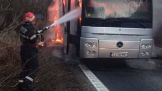 Un autocar cu aproape 20 de călători a luat foc la Reșița
