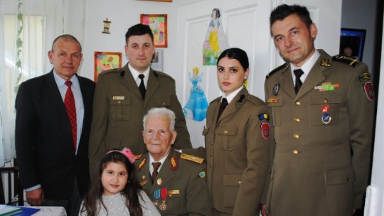 FOTO: Veteranii centenari din Argeș, vizitați de elevi și oficiali militari