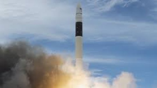 Turişti în jurul Lunii