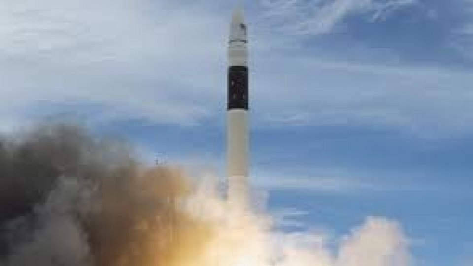 Turişti în jurul Lunii