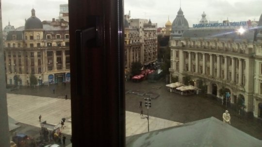 Bucureşti: Cursuri de istorie, bruiate de târgurile din Piaţa Universităţii