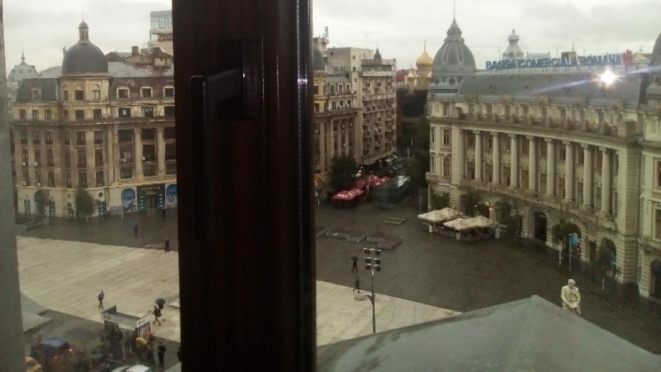 Bucureşti: Cursuri de istorie, bruiate de târgurile din Piaţa Universităţii