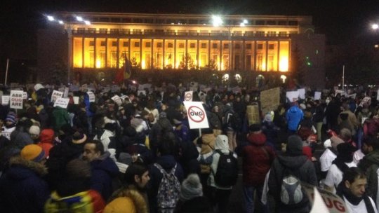 Zeci de mii de persoane protestează, pentru a 4-a seară consecutiv