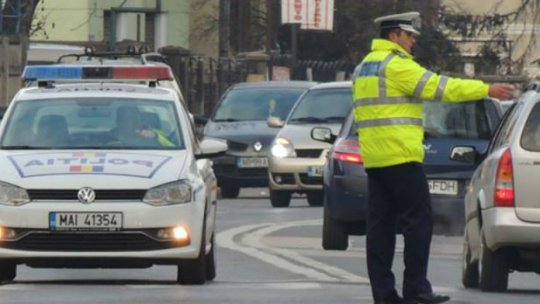 VIDEO: Un poliţist rutier a fost rănit în Capitală