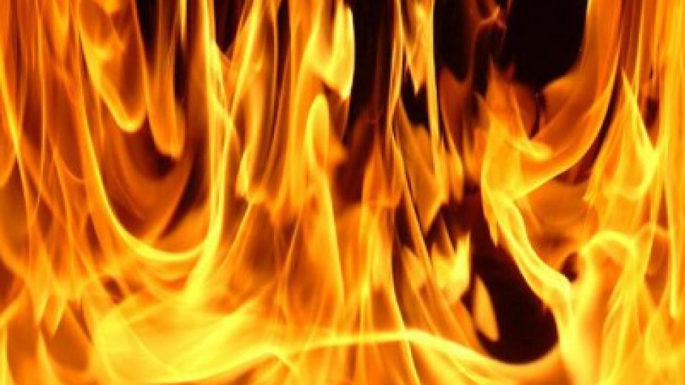 Incendiu la un complex comercial dintr-un cartier al Municipiului Arad
