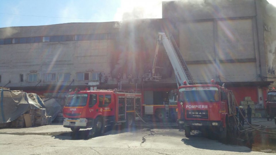UPDATE: Incendiu la o clădire de pe strada Valea Cascadelor din capitală